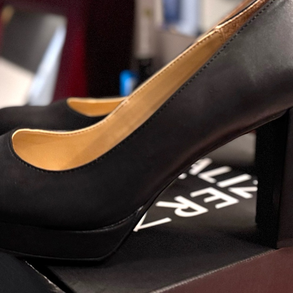 Brand New! Naturalizer Chunky Heel pumps